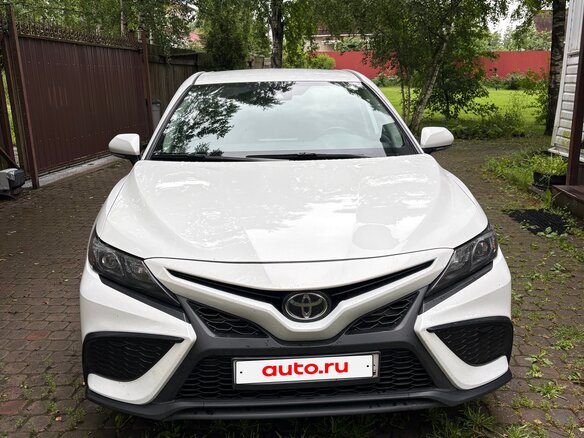 2022 Toyota Camry VIII (XV70) Рестайлинг, белый, 2990000 рублей - вид 1