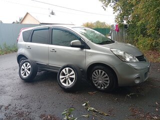 2013 Nissan Note I Рестайлинг, серебристый, 680000 рублей, вид 2