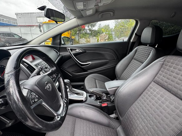 2013 Opel Astra GTC J Рестайлинг, белый, 1200000 рублей - вид 11