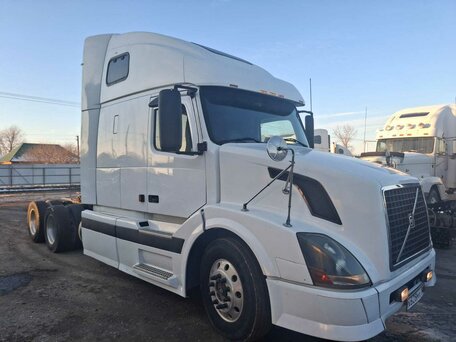 2004 Volvo VNL, белый, 1750000 рублей, вид 2