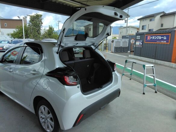 2023 Toyota Yaris IV, белый, 1060000 рублей - вид 6