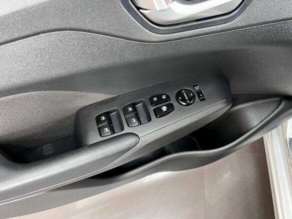 2021 Hyundai Solaris II Рестайлинг, серебристый, 1475000 рублей - вид 13