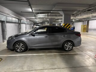2020 Kia Rio IV Рестайлинг, серый, 1600000 рублей, вид 4