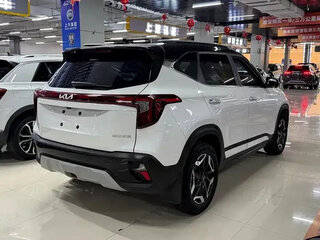 2023 Kia Seltos I Рестайлинг, белый, 1870000 рублей, вид 3