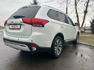 2020 Mitsubishi Outlander III Рестайлинг 3, белый, 2600000 рублей, вид 5