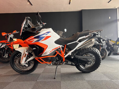 2023 KTM 1290 Super Adventure R, оранжевый, 1800000 рублей, вид 2