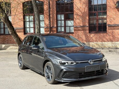 2023 Volkswagen Golf VIII, серый, 2070000 рублей, вид 3