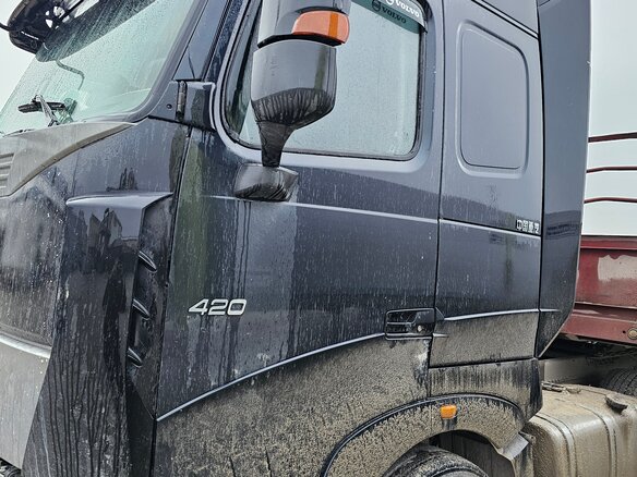 2011 Sinotruk Howo 6X4, чёрный, 2500000 рублей - вид 8