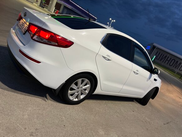 2016 Kia Rio III Рестайлинг, белый, 1150000 рублей - вид 4