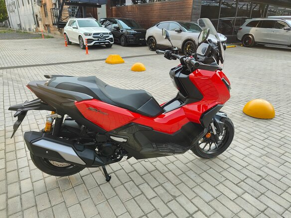 2025 Honda ADV350, красный - вид 1