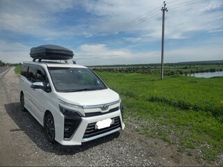2018 Toyota Voxy III (R80) Рестайлинг, белый, 2229000 рублей, вид 1