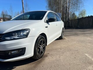 2017 Volkswagen Polo V Рестайлинг, белый, 870000 рублей, вид 1