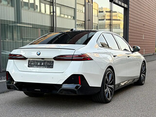 2026 BMW 5 серии 520d xDrive VIII (G60/G61/G68), белый, 8970000 рублей, вид 5