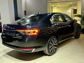 2025 Skoda Superb III Рестайлинг, чёрный, 3125000 рублей, вид 4
