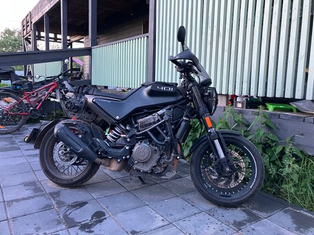 2022 Husqvarna Svartpilen 401, чёрный, 499000 рублей, вид 1