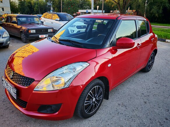 2011 Suzuki Swift IV, красный