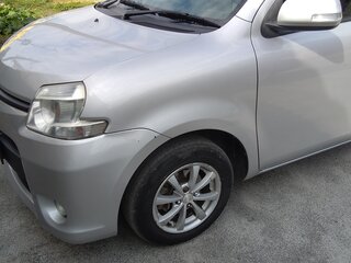 2013 Toyota Sienta I Рестайлинг 2, серебристый, 900000 рублей, вид 1