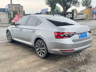 2023 Skoda Superb III Рестайлинг, серебристый, 1571000 рублей, вид 4