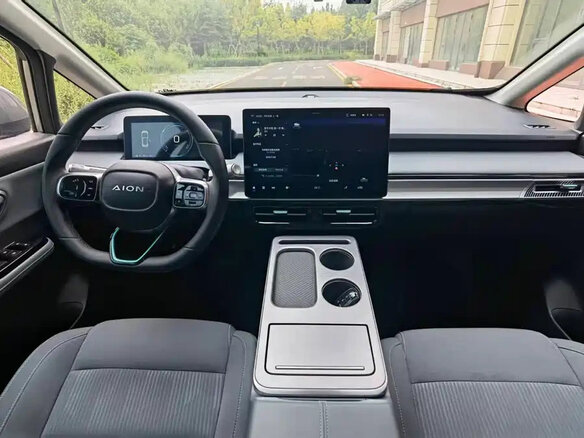 2025 Aion Y Plus 58.9 kWh, серебристый, 1448069 рублей - вид 9