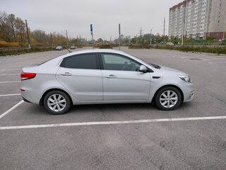 2015 Kia Rio III Рестайлинг, серебристый, 1150000 рублей, вид 4