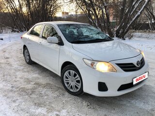 2013 Toyota Corolla X (E140, E150) Рестайлинг, белый, 900000 рублей, вид 4