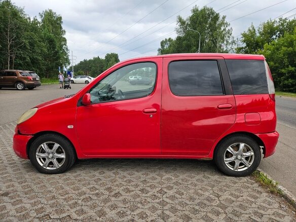 2000 Toyota FunCargo, красный, 250000 рублей - вид 3