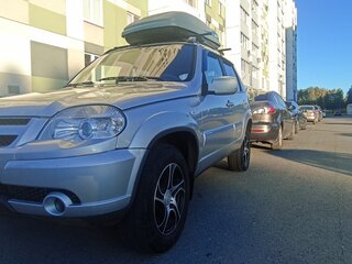 2011 Chevrolet Niva I Рестайлинг, серебристый, 430000 рублей, вид 2
