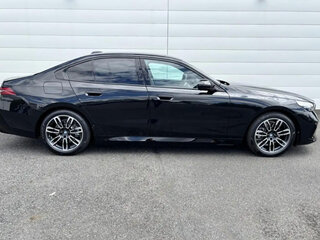 2026 BMW 5 серии 530i xDrive VIII (G60/G61/G68), чёрный, 6725000 рублей, вид 3