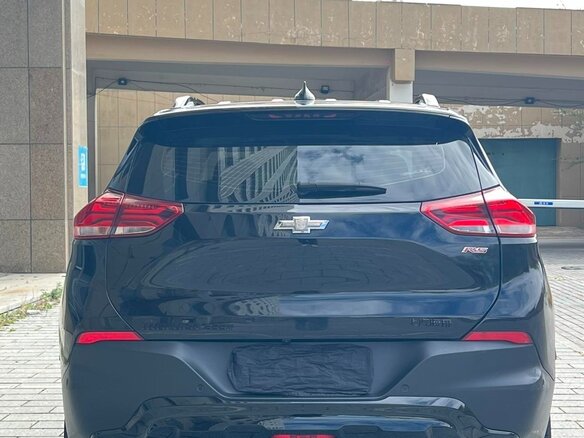 2022 Chevrolet Tracker IV, чёрный - вид 4