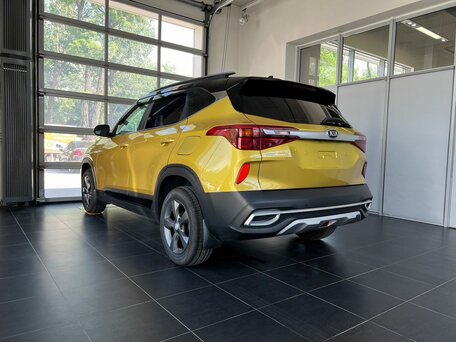 2021 Kia Seltos I, жёлтый, 2000000 рублей, вид 4