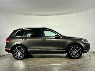 2015 Volkswagen Touareg II Рестайлинг, коричневый, 2485000 рублей, вид 5