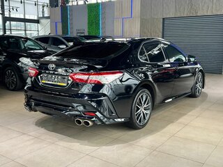2022 Toyota Camry VIII (XV70) Рестайлинг, чёрный, 3180000 рублей, вид 4