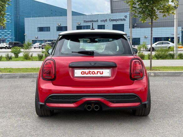 2021 Mini Hatch Cooper S III (F55/F56) Рестайлинг 2, красный, 3100000 рублей - вид 3
