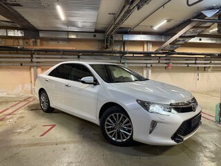 2017 Toyota Camry VII (XV50) Рестайлинг 2, белый, 3100000 рублей, вид 3