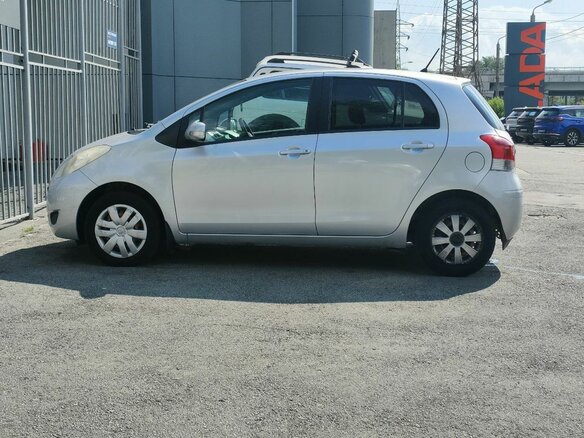 2009 Toyota Vitz II (XP90), серебристый - вид 9