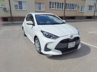 2021 Toyota Yaris IV, белый, 1200000 рублей, вид 3