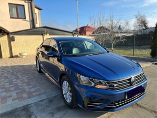 2017 Volkswagen Passat (North America and China) I Рестайлинг, синий, 1750000 рублей, вид 2