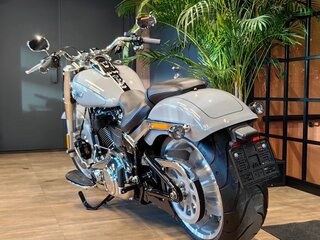 2024 Harley-Davidson Fat Boy, серый, 3300000 рублей, вид 4
