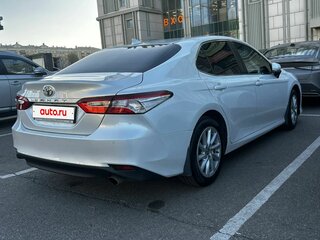 2021 Toyota Camry VIII (XV70) Рестайлинг, белый, 2350000 рублей, вид 3
