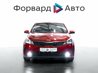 2021 Kia Rio IV Рестайлинг, красный, 1299800 рублей, вид 2
