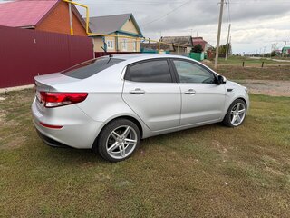 2016 Kia Rio III Рестайлинг, серебристый, 1297200 рублей, вид 3