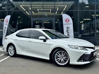 2021 Toyota Camry VIII (XV70) Рестайлинг, белый, 3020000 рублей, вид 3