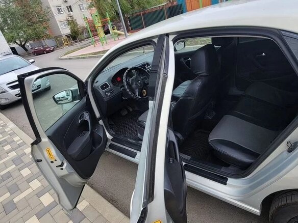 2013 Volkswagen Polo V, золотистый, 875000 рублей - вид 8