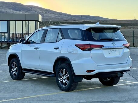 2023 Toyota Fortuner II Рестайлинг, белый, 5140000 рублей, вид 4