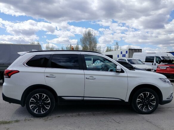 2022 Mitsubishi Outlander III Рестайлинг 3, белый - вид 5