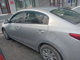 2017 Kia Rio IV, серебристый, 900000 рублей, вид 3