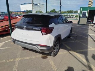 2022 Toyota Yaris IV, белый, 1650000 рублей, вид 4
