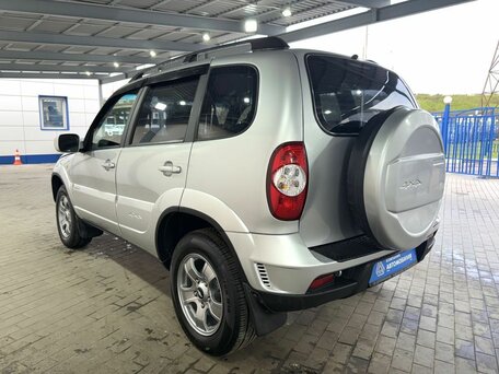 2010 Chevrolet Niva I Рестайлинг, серебристый, 509000 рублей, вид 3