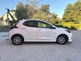 2021 Toyota Yaris IV, белый, 1190000 рублей, вид 5