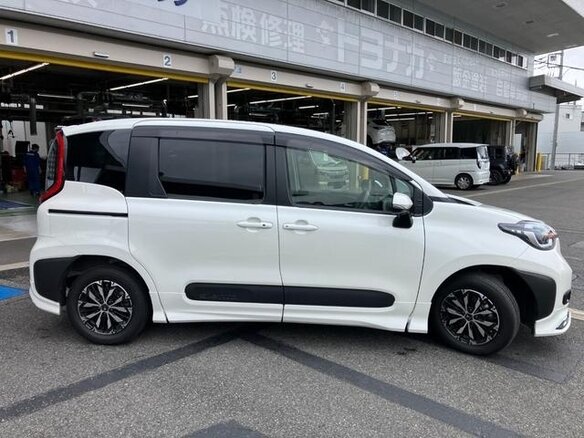 2023 Toyota Sienta III, белый, 1290000 рублей - вид 4